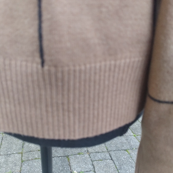 💎🎁 Tahari Camel & Black Sweater Size Large 🎄 - Picture 4 of 16